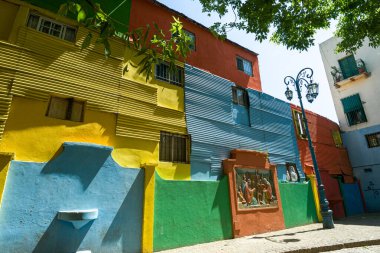 9 Aralık 2018 'de Arjantin' in Buenos Aires kentindeki El Caminito, La Boca mahallesindeki turistik ve kültürel alanda renkli binalar inşa edildi..