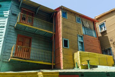 9 Aralık 2018 'de Arjantin' in Buenos Aires kentindeki El Caminito, La Boca mahallesindeki turistik ve kültürel alanda renkli binalar inşa edildi..