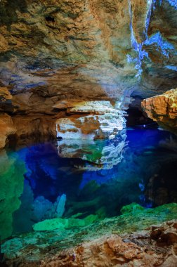 9 Haziran 2007 'de Brezilya' nın Bahia Eyaleti 'ndeki Chapada Diamantina Ulusal Parkı' ndaki mavi kuyunun suyuna güneş ışığı alan mağara.