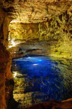 9 Haziran 2007 'de Brezilya' nın Bahia eyaletinde bulunan Chapada Diamantina 'daki büyülü kuyunun mavi sularına güneş ışığı düşen mağara..
