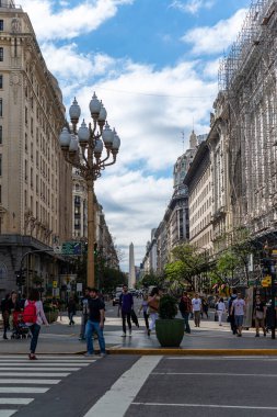 14 Aralık 2018 'de Buenos Aires, Arjantin şehir merkezinde yürüyen insanlar.