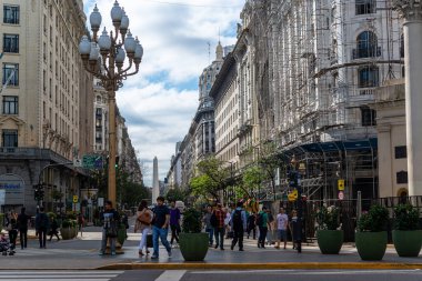 14 Aralık 2018 'de Buenos Aires, Arjantin şehir merkezinde yürüyen insanlar.