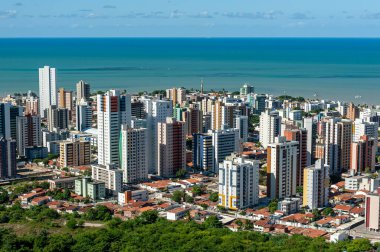 Cabo Branco plajı, yeşil deniz, beyaz kumlar, hindistan cevizi ağaçları, kaldırım ve cadde Joao Pessoa, Paraba, Brezilya plajı önünde 11 Şubat 2014 tarihinde. Amerika 'nın aşırı doğu coğrafi noktası.