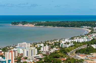 Joao Pessoa, Paraba Eyaleti, Brezilya 27 Nisan 2012. Şehrin kısmi manzarası binaları, denizi ve Cabo Branco 'nun tepesini gösteriyor.