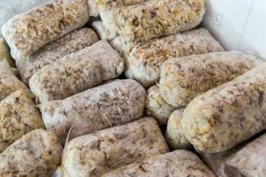 Dondurucuda plastik torbalarda yengeç eti.