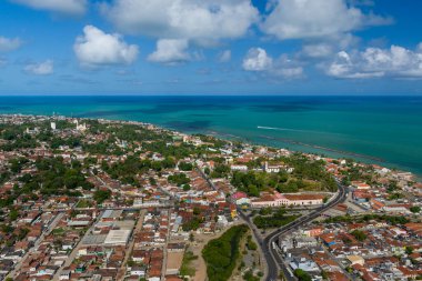 Olinda, 15 Kasım 2012 'de Recife, Pernambuco State, Brezilya yakınlarında. Denizi gösteren şehrin hava manzarası.