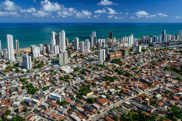 Recife, Pernambuco State, Brezilya, 15 Kasım 2012. Boa Viagem mahallesinin kısmi hava manzarası şehrin zengin ve fakir kesimi arasındaki sosyal zıtlığı gösteriyor..