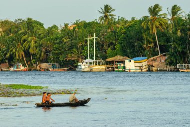 20 Ekim 2007 'de Brezilya, Barreirinhas, Maranhao Eyaleti, Preguica nehrindeki balıkçı tekneleri ve arka planda doğal bitki örtüsü. Lencois Maranhens Ulusal Parkı.