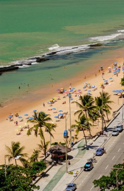 11 Nisan 2005 'te Praia de Boa Viagem, Recife, Pernambuco, Brezilya' da suda ve kumda yaşayan insanlar ve arka planda resifler vardı..