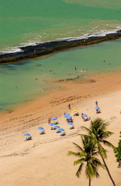 11 Nisan 2005 'te Praia de Boa Viagem, Recife, Pernambuco, Brezilya' da suda ve kumda yaşayan insanlar ve arka planda resifler vardı..