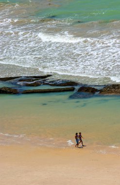 11 Nisan 2005 'te Praia de Boa Viagem, Recife, Pernambuco, Brezilya' da sahilde yürüyen çift..