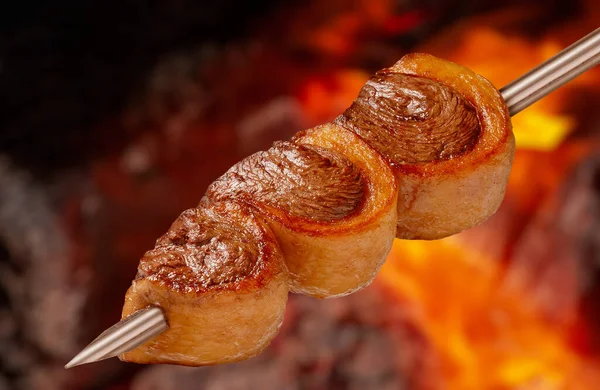 Foto de Espeto De Picanha Cozido Pronto Para Comer Inclinada Em Cortar A  Placa e mais fotos de stock de Churrasco - iStock