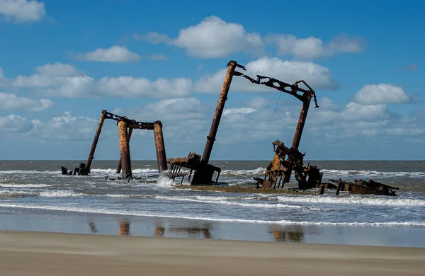 Altair gemisi, 1 Nisan 2003 'te Brezilya, Rio Grande do Sul, Cassino sahilinde karaya oturdu..