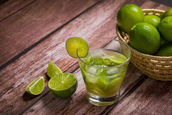 Glas Caipirinha Mit Zitrone Auf Einem Gealterten Holztisch Typisches Brasilianisches — Stockfoto