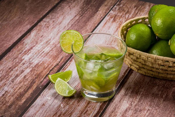 Glas Caipirinha Mit Zitrone Auf Einem Gealterten Holztisch Typisches Brasilianisches — Stockfoto