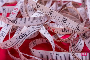 Ölçüm bandı kırmızı arkaplanda rastgele açılır.