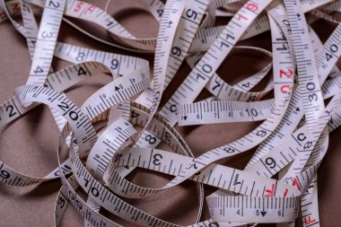 Teyp ölçüsü rastgele açılmış..