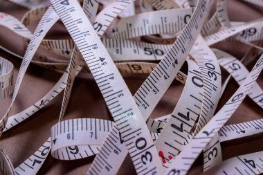 Teyp ölçüsü rastgele açılmış..