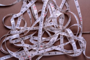 Teyp ölçüsü rastgele açılmış..