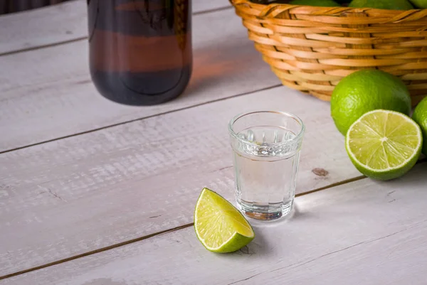Ποτό Ζαχαροκάλαμου Μικρό Ποτήρι Ξύλινο Τραπέζι Λεμόνια Είναι Ένα Ισχυρό — Φωτογραφία Αρχείου
