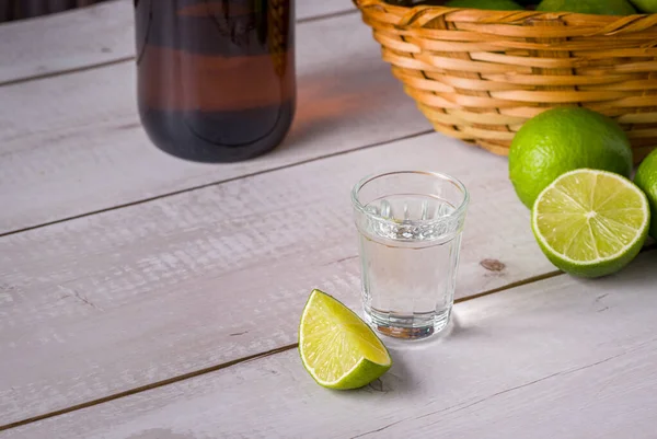 Zuckerrohrschnaps Einem Kleinen Glas Auf Einem Holztisch Mit Zitronen Ist — Stockfoto