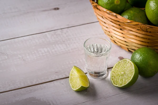 Zuckerrohrschnaps Einem Kleinen Glas Auf Einem Holztisch Mit Zitronen Ist — Stockfoto