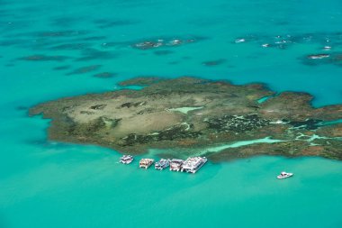 Düşük gelgitte ortaya çıkan kızıl kum adası, devletin başlıca turistik merkezlerinden biridir. Cabedelo, 15 Kasım 2012 'de Joao Pessoa, Paraba, Brezilya yakınlarında. Hava görünümü.