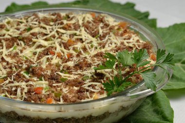 Paramparça güneş eti ve manyok. Kuzeydoğu Brezilya mutfağının sağlıklı ve popüler yemekleri.