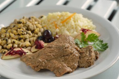 Fasulyeli biftek ve pilav. Brezilya mutfağının sağlıklı ve popüler yemekleri..