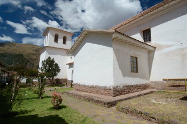Peru folklorik dansı, San Pedro Kilisesi önünde renkli kostümlerle Andahuaylillas Havarisi, Quispicanchi, Cusco, Peru, 7 Ekim 2014.