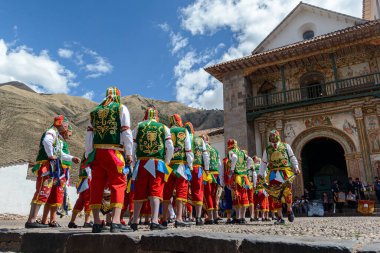 Peru folklorik dansı, San Pedro Kilisesi önünde renkli kostümlerle Andahuaylillas Havarisi, Quispicanchi, Cusco, Peru, 7 Ekim 2014.