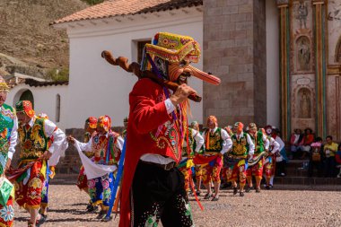Peru folklorik dansı, San Pedro Kilisesi önünde renkli kostümlerle Andahuaylillas Havarisi, Quispicanchi, Cusco, Peru, 7 Ekim 2014.