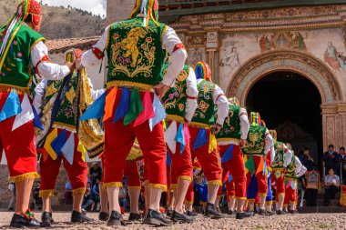 Peru folklorik dansı, San Pedro Kilisesi önünde renkli kostümlerle Andahuaylillas Havarisi, Quispicanchi, Cusco, Peru, 7 Ekim 2014.