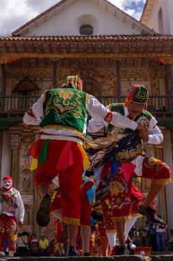 Peru folklorik dansı, San Pedro Kilisesi önünde renkli kostümlerle Andahuaylillas Havarisi, Quispicanchi, Cusco, Peru, 7 Ekim 2014.