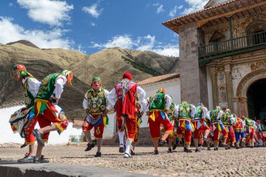 Peru folklorik dansı, San Pedro Kilisesi önünde renkli kostümlerle Andahuaylillas Havarisi, Quispicanchi, Cusco, Peru, 7 Ekim 2014.