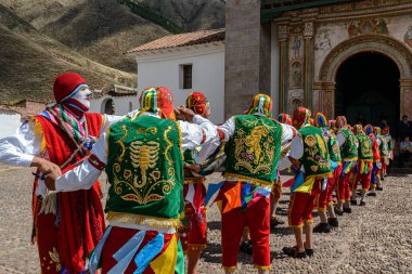Peru folklorik dansı, San Pedro Kilisesi önünde renkli kostümlerle Andahuaylillas Havarisi, Quispicanchi, Cusco, Peru, 7 Ekim 2014.