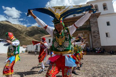 Peru folklorik dansı, San Pedro Kilisesi önünde renkli kostümlerle Andahuaylillas Havarisi, Quispicanchi, Cusco, Peru, 7 Ekim 2014.