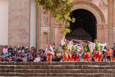 Peru folklorik dansı, San Pedro Kilisesi önünde renkli kostümlerle Andahuaylillas Havarisi, Quispicanchi, Cusco, Peru, 7 Ekim 2014.