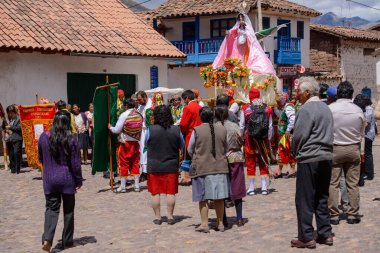 Peru folklorik dansı, San Pedro Kilisesi önünde renkli kostümlerle Andahuaylillas Havarisi, Quispicanchi, Cusco, Peru, 7 Ekim 2014.