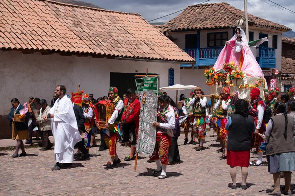 ペルーの民俗舞踊 サンペドロ教会の前でカラフルな衣装を持つアンダフアリラの使徒 Quispicanchi クスコの近く ペルー10月7 2014 — ストック写真