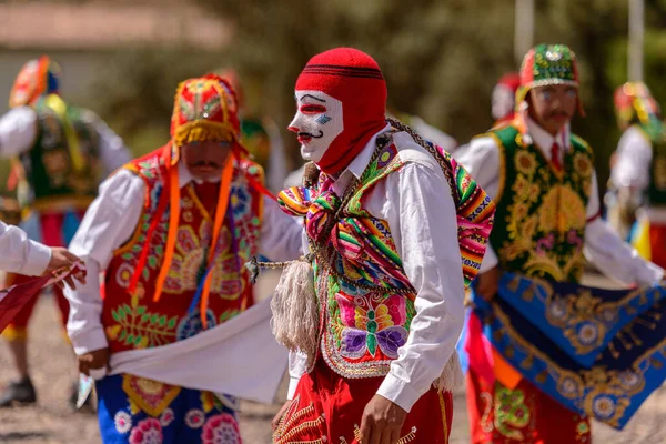 ペルーの民俗舞踊 サンペドロ教会の前でカラフルな衣装を持つアンダフアリラの使徒 Quispicanchi クスコの近く ペルー10月7 2014 — ストック写真