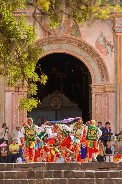 Peruansk Folkdans Med Färgglada Kostymer Framför Kyrkan San Pedro Apostel — Stockfoto