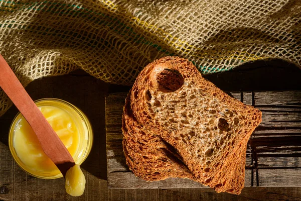 Mentega Ghee Dalam Botol Kaca Dengan Spatula Kayu Dan Irisan — Stok Foto