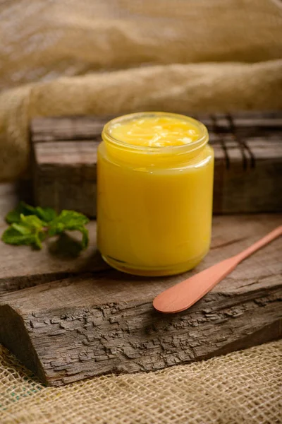 Ghee Manteiga Frasco Vidro Com Espátula Madeira Madeira — Fotografia de Stock