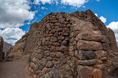 Pisac Arkeoloji Parkı, Calca, Cuzco, Peru, 9 Ekim 2014. Harabeler ve turist ziyaretleri.
