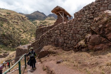 Pisac Arkeoloji Parkı, Calca, Cuzco, Peru, 9 Ekim 2014. Harabeler ve turist ziyaretleri.