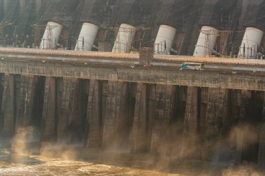 19 Mayıs 2015 'te Brezilya' nın Foz do Iguacu şehrindeki İtaipu ikili hidroelektrik santrali. Barajı oluşturan devasa beton yapı..