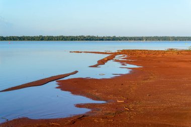 Kurak mevsimde kurak ağaçlarla birlikte Itaipu Barajı Gölü. Foz do Iguacu, Parana State, Brezilya 19 Mayıs 2015.