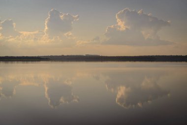 Itaipu Baraj Gölü, Foz do Iguau, Parana, Brezilya 19 Mayıs 2015. Öğleden sonra, güneş tarafından aydınlatılan turuncu bulutlar..
