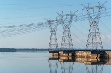 19 Mayıs 2015 'te Itaipu Barajı, Foz do Iguacu, Parana, Brezilya' daki elektrik kuleleri.